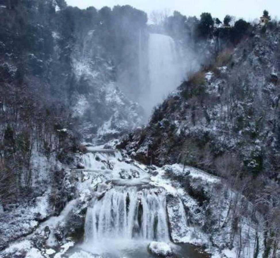 Il Casolare Della Cascata Hotel Терни Екстериор снимка
